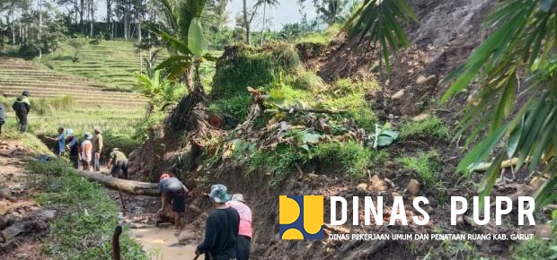 Penanganan Pasca Longsor saluran D.I Cianten oleh UPT PUPR Kec. Bl. Limbangan