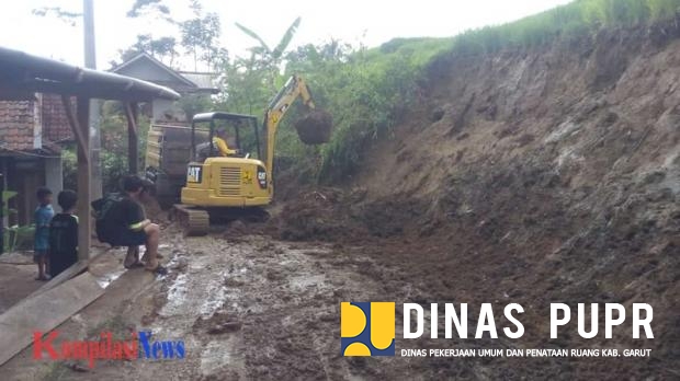 Timbunan Tanah Longsor Di Jalan Pamulihan Di Tindaklanjut PUPR Garut 