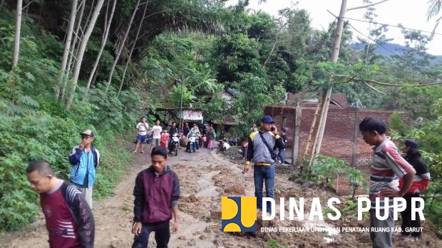 Akibat Hujan Deras, Tiga Kecamatan di Garut Terjadi Longsor