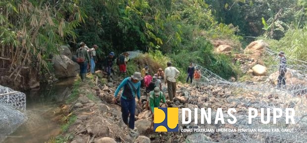 Gotong Royong Warga dan UPT PUPR Kecamatan Balubur Limbangan: Meningkatkan Ketahanan Irigasi Porongol untuk Lahan Sawah