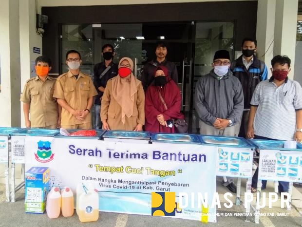 Upaya Cegah Corona, Kadis PUPR Garut Kembali Serahkan Bantuan Sarana TCT untuk KPSPAMS dan Sekolah