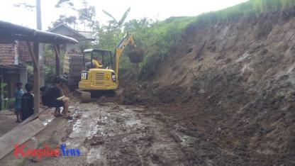 Timbunan Tanah Longsor Di Jalan Pamulihan Di Tindaklanjut PUPR Garut 