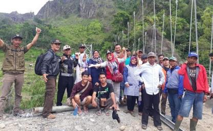 Pembangunan Jembatan Gantung Penghubung Dua Desa di Kampung Ciparay Segera Selesai 