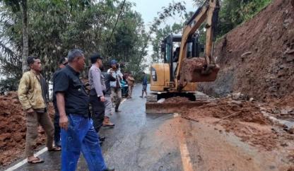 Kapolsek Pamulihan Polres Garut Polda Jabar Giat Pengecekan Longsor Susulan