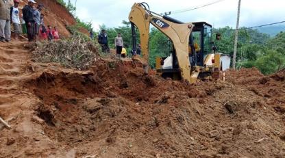 PUPR Garut Cepat Tangani Longsor Singajaya Dengan Alat Berat