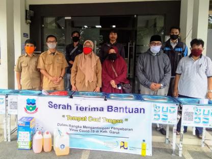 Upaya Cegah Corona, Kadis PUPR Garut Kembali Serahkan Bantuan Sarana TCT untuk KPSPAMS dan Sekolah