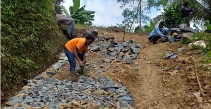 Jalan Kabupaten Garut di Caringin Puluhan Tahun Masih Bebatuan