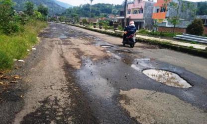 Faktor Cuaca, Dinas PUPR Terkendala Perbaikan Jalan