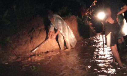 Akibat Hujan Deras, Longsor di Pamulihan Garut Lumpuhkan Jalan Kabupaten